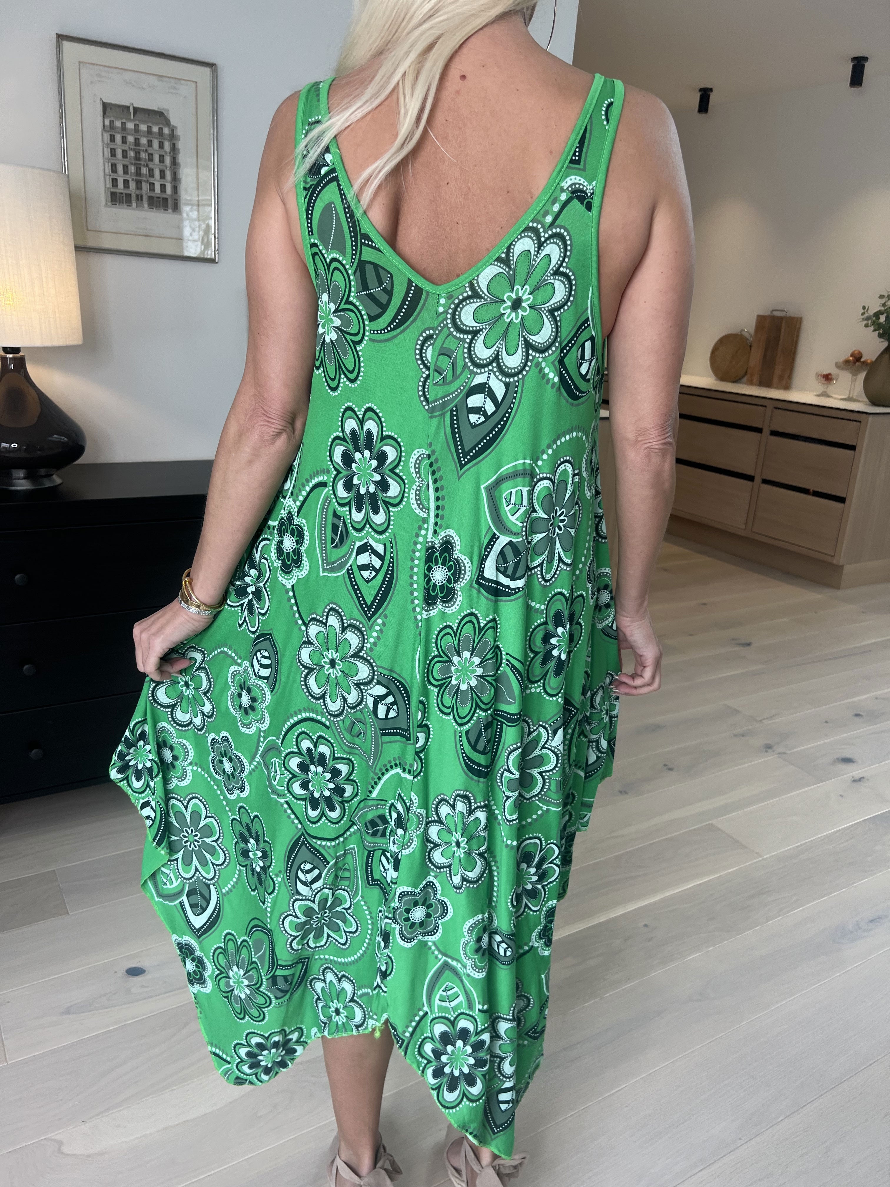 Veronica Flower - Sommerkjole med blomsterprint og brede stropper